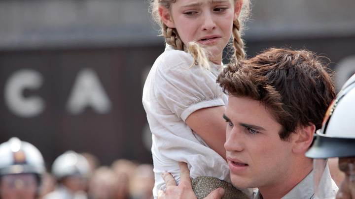 The Hunger Games – Liam Hemsworth Pick Crying Girl